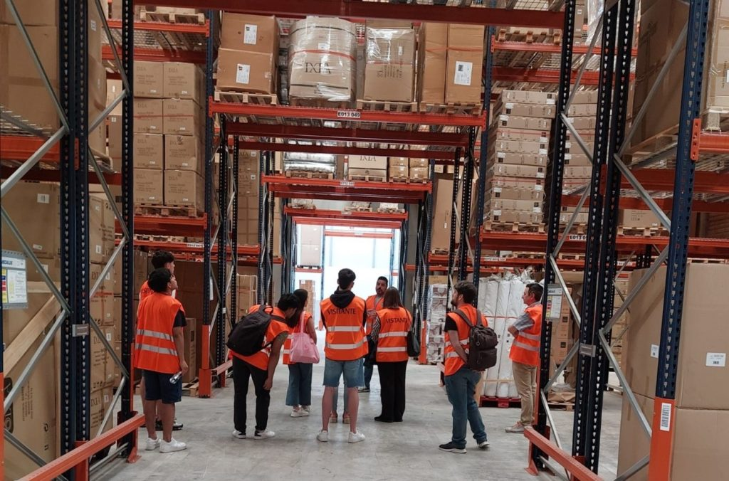 Students visiting the Grupo Juinsa warehouses